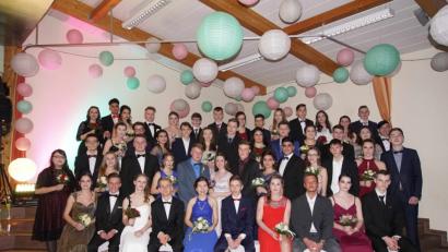 Bild: Mittelschule Auerbach
Eine glänzende Figur machten die Auerbacher Mittelschüler beim Abschlussball ihres Tanzkurses. Auch die Dekoration im Saal setzten sie selbst in Szene.