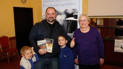 Bild: wro
Begleitet wurde Petr Mikšícek von seinen kleinen Söhnen Adam (links) und Matej (rechts). Die Leiterin des literarischen Zirkels, Roswitha Budow (rechts), bedankte sich für den Besuch.