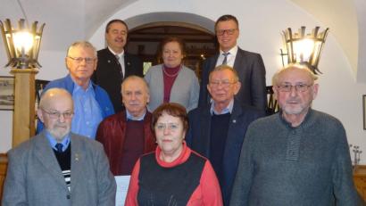 Bild: u
Langjähriger Mitglieder des VdK-Ortsverbands Hirschau werden geehrt (vorne, von rechts): Ex-Vorsitzender Anton Eisert, Elisabeth Herlein und Hubert Fick; mittlere Reihe (von links): Alfred Kunz, Elmar Kral und Vorsitzender Leonhard Wischer; hintere Reihe (von links): Bürgermeister Peter Dotzler (Gebenbach), VdK-Kreisvorsitzende Marianne Kies-Baldasty und Bürgermeister Hermann Falk (Hirschau).