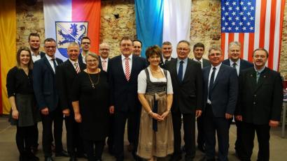 Bild: Stefanie Gradl
Viele Ehrengäste waren gekommen, um Bürgermeister Hans-Martin Schertl zu gratulieren. Geminsam stellte sich der Jubilar mit seiner Frau Gerlinde (Mitte), eingerahmt von den anwesenden Bürgermeistern, Waltraud Lobenhofer von der AOVE (6.v.l.), seiner Familie und Landrat Richard Reisinger (2.v.r.) zum Erinnerungsfoto auf.