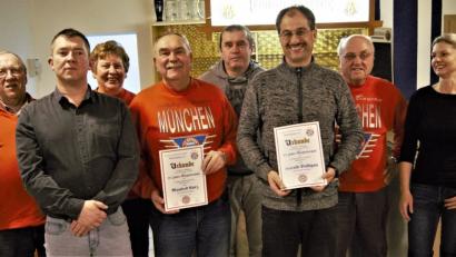 Bild: arw
Als neues Mitgled übernimmt Silvia Bulligan den Schriftführerposten, Peter Nasz tritt als Vizepräsident zurück und geht in den Ausschuss. Harald Bulligan wurde für 25 Jahre geehrt. Vorsitzender Andreas Kink, Manfred Kurz, ist 25 Jahre beim Fanclub, Elisabeth Nasz, Jngo Rinaldi neuer Vizepräsident und Revisor Robert Schuster (von rechts).