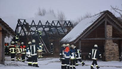 Bild: jr
Im Geschichtspark ist am Samstagnachmittag ein Feuer ausgebrochen. Die Feuerwehren hatten die Flammen aber schnell unter Kontrolle.