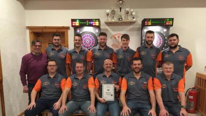 Bild: gz
Das Meisterteam mit dem bisherigen Teamcoach Daniel Meckl (hinten re) und dem neuen Coach Johannes Meckl (hinten 4.v.re).