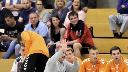 Bild: Hubert Ziegler
Statt zwei Spielen wurde es für die Mannschaft von Trainer Roman Will (vorne knieend) nur eines und das wurde verloren.