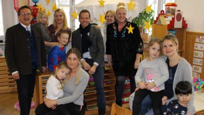 Bild: ckl
Vor Ort machte sich MdB Albert Rupprecht (Mitte) ein Bild von der Umsetzung des Bundesförderprogramms "Sprach-Kitas". Bürgermeister Hans Donko (links), Kindergartenleiterin Sabine Schöpf-Schreiber (sitzend, rechts), Kerstin Reintsch, Petra Dietl und Janine Conrad (stehend, von rechts) berichteten von bemerkenswerten Erfolgen.