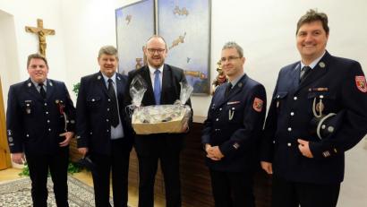Bild: wlr
"Absolut gerne übernehme ich die Schirmherrschaft für euer 150-jähriges Feuerwehrjubiläum", betont Landrat Andreas Meier nach der Bitte von stellvertretendem Vereinsvorsitzendem Fabian Weidensteiner (links). Kommandant Michael Roith (rechts), stellvertretender Kommandant Thomas Feige (Zweiter von rechts) und Bürgermeister Martin Schregelmann (Zweiter von links) freuten sich über die Zusage.