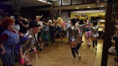 Bild: amö
Eine quietschbunte und fidele Olympiade organisieren die Macher des Bauernballs als Höhepunkt der Veranstaltung. Bei Disziplinen wie Synchron-Tanzeinlage oder Hornochsenrennen blieb keine Auge trocken. Zum großen Finale (Foto) präsentierten sich alle Mitwirkenden dem Publikum im Krämerhof.