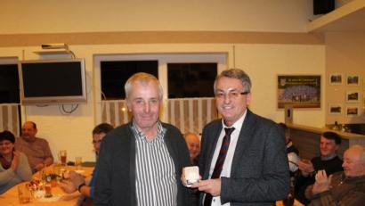 Bild: nis
Die Ehrenmedaille der Gemeinde Tiefenbach bekam Manfred Servi( links) durch Bürgermeister Ludwig Prögler für seine überaus reichen Verdienste für die Gemeinde und den Sport an seinem 70. Geburtstag überreicht.