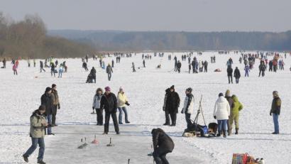 Bild: Petra Hartl
Nicht täuschen lassen: Das Bild wurde an einem Sonntag im Februar 2012 aufgenommen. Den Menschenauflauf, den der Haidweiher damals erlebte, will der Fischereiverein heuer verhindern.