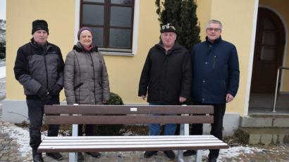 Bild: bnr
Die Wanderfreunde (von links) Hans und Anna Most und Xaver Breitschaft übergeben die Sitzbänke an Bürgermeister Richard Tischler.