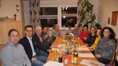 Bild: ak
Der Förderverein des Sonderpädagogischen Förderzentrums um Holger Hassel (von links), Bernhard Söllner, Alfred Schuster, Josef Moller und Cornelia Dumler sowie Franziska Schubert (von rechts), Stefanie Danzer, Silke Nußstein, Brigitte Koch und Thekla Franz trifft sich zur Jahreshauptversammlung.