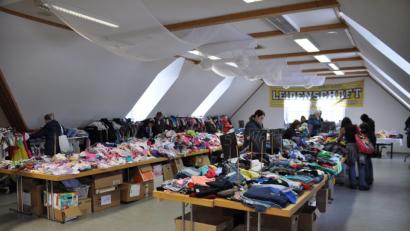 Bild: ak
Die Auswahl ist riesig beim Flohmarkt im Mehrzweckraum des Sportheimes. Umso größer ist die Wahrscheinlichkeit, etwas Passendes für den Nachwuchs zu finden.