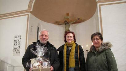 Bild: mdö
Die Arbeit von „Open Doors“ stellte Pastor P. bei der Gebetswoche vor. Pastorin Dr. Stefanie Schön (Mitte) und die katholische Pfarrgemeinderatsvorsitzende Edith Schön bedankten sich mit einem Geschenkkorb und übergaben eine Spende.