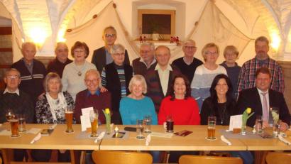 Bild: wmr
Zu einem gemütlichen Abend in geselliger Runde trafen sich die ehrenamtlichen Helfer des Museums im Fischhof Beer. Rechts Bürgermeister-Stellvertreter Stefan Grillmeier, der auch zweiter Vorsitzender des Museumsfördervereins ist. Links neben ihm das Museumsteam mit Marion Papsch und Nicole Schuller.