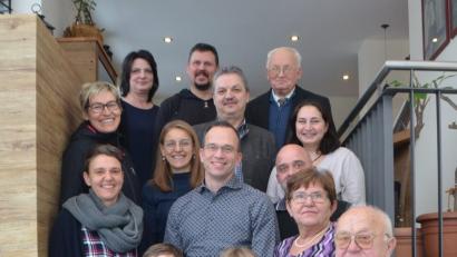 Bild: dob
Von Unterfranken in die Oberpfalz. Alfons Amend (rechts) verbringt seinen Lebensabend im schönen Luhetal. Seine Lebensgefährtin Monika Runkel (Zweite von rechts) und seine Kinder und Enkel ließen den gebürtigen Würzburger hochleben. Pfarrer Gerhard Schmidt und Bürgermeister Andreas Wutzlhofer (hinten, von rechts) übermittelten ebenfalls die besten Glück- und Segenswünsche.