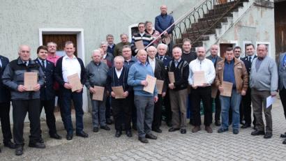 Bild: bö
Sie sind die Jubilare der Freiwilligen Feuerwehr Mendorferbuch. Ihnen gratulierten Feuerwehrvorstand Markus Weigert (li) sowie Bürgermeister Florian Junkes (re) und Kommandant Andreas Pollinger (3.v.re).