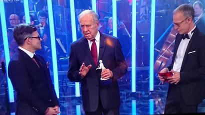 Bild: Hösamer
Altlandrat Hans Schuierer (Mitte) übergab am Freitagabend im Münchener Prinzregententheater den Sonderpreis des bayerischen Filmpreises an Oliver Haffner (links), den Regisseur von „Wackersdorf“; rechts Moderator Christoph Süß.