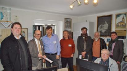 Bild: mmj
Dr. Tobias Appl und Franz Pfeffer (von links) besuchten mit Alfred Wolfsteiner und Florian Schwemin (Zweiter und Dritter von rechts) das Museum in Stadlern. Hans Vogl (sitzend), Peter Lampl und Heribert Wurm (Dritter und Vierter von links) informierten mit Bürgermeister Gerald Reiter (rechts) über diese Einrichtung.
