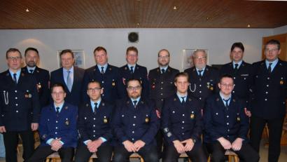 Bild: sm
Kommandant Robert Maier (links) und Vorsitzender Andreas Wittmann (rechts) wurden in der Jahreshauptversammlung der Haberländer Feuerwehr bei den Neuwahlen für weitere sechs Jahre in ihren Ämtern bestätigt. Bild: sm