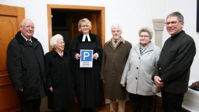 Bild: roh
Pfarrerin Nadine Schneider freut sich über viele Glückwünsche, besonders den Parkausweis der Gemeinde. Die Gelegenheit zum persönlichen Gespräch nutzten viele Gläubige wie hier im Vorraum der Schlosskapelle (von links) Ruhestandspriester Siegfried Wölfel, Baronin Helga von Gemmingen-Hornberg, Freiherr Albrecht von Gemmingen-Hornberg, Mesnerin Erika Stock und zweiter Bürgermeister Oskar Schuster.