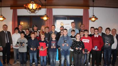 Bild: kro
Die neuen Bezirksmeister im Jugend-Kart- und in der Klasse der 270er Kartfahrer mit Bezriksvorsitzendem Horst Seidel (rechts) und den anwesenden Bürgermeistern.