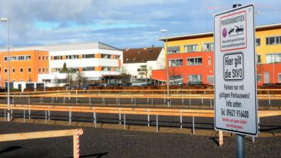 Bild: Stephan Huber
Binnen kürzester Zeit entsteht zwischen der Fleurystraße und der OTH ein Parkplatzprovisorium für 130 Autos.