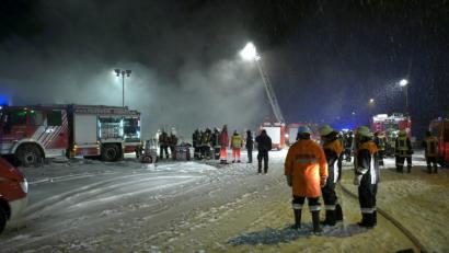 Bild: rw
In einer Halle in Kemnath war ein Lkw in Brand geraten.