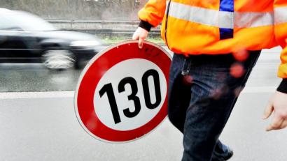 Bild: Marius Becker
Verkehrsminister Andreas Scheuer hatte sich bisher strikt gegen ein Tempolimit ausgesprochen.