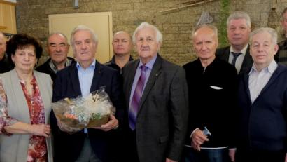 Bild: le
Alfons Lehner ist seit 52 Jahren bei der Baugenossenschaft „Eigenheim" aktiv und seit 27 Jahren als Vorsitzender des Liederkranzes 1862. Zum 80. Geburtstag schüttelt er viele Hände.