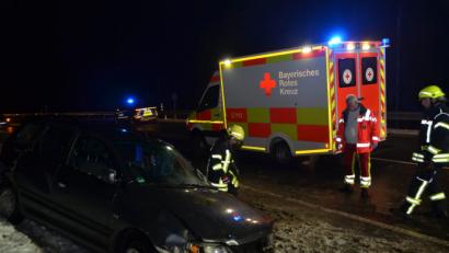 Bild: dob
Der Netherlands Car wurde bei diesem Unfall total beschädigt. Eine 42-Jährige aus der Großgemeinde Vohenstrauß erlitt schwere Verletzungen. Ob gesundheitliche Gründe oder Glatteis ursächlich für den Unfall waren, ließ sich nicht sofort klären.