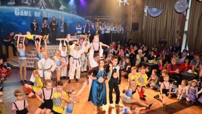 Bild: fjo
Genauso sportlich wie die Großen gibt sich der Nachwuchs beim Familienball. Prinzessin Anna und Prinz Paul tanzen sich mit der großen Schar aus Bambini- und Kindergarde in die Herzen des Publikums.