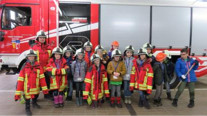 Bild: du
Die Jacken sind noch etwas groß: Die Drittklässer schauten bei der Feuerwehr vorbei.
