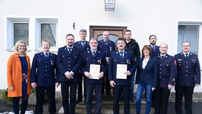 Bild: bey
Zweite Bürgermeisterin Andrea Lang, Vorsitzender Anton Portner, Kommandant Matthias Siegl (von links), Kreisbrandmeister Matthias Schmidt, Kreisbrandrat Marco Saller und stellvertretende Landrätin Bürgermeisterin Margit Kirzinger (von rechts) freuen sich über die Ernennung von Andreas Feneis (vordere Reihe, Vierter von links) zum Ehrenmitglied und von Johann Kick (vordere Reihe, Vierter von rechts) zum Ehrenkommandanten. Wolfgang Kick und Karl Koller (hinere Reihe von links) erhielten die Ehrenurkunde für 40jährige Mitgliedschaft in der Wehr. Christoph Gollwitzer (hintere Reihe, rechts) ist neues Mitglied der Lohminer Wehr, Josef Feneiis (hintere Reihe, Zweiter von rechts) ist neuer zweiter Vorsitzender der Feuerwehr Lohma.