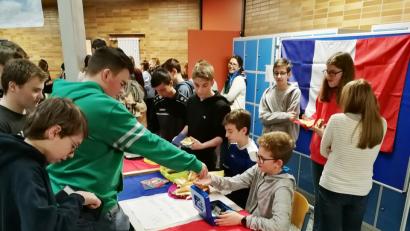Bild: exb
In den Pausen versorgten die Klassen 8a, 9c und 10a ihre Mitschüler mit französischen Köstlichkeiten. Schülerinnen der 9c scheuten dafür keinerlei Aufwand und bereiteten bereits zu Hause französische Macarons vor. Außerdem wurden Crêpes und Baguettes mit Schinken und Käse verkauft.
