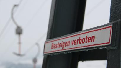 Bild: upl
"Besteigen verboten", steht auf dem Schild an einer der Stützen des Freudenberger Skilifts. Momentan baumeln die Bügel unbenutzt an den Seilen.
