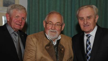 Bild: gf
Otto Schönberger aus Seugast feiert 75. Geburtstag (Mitte). Für die Marktgemeinde Freihung gratulieren die Bürgermeister Helmut Klier (rechts) und Klaus Meißner (links).