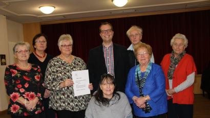 Bild: ads
Das Vorstandsteam des Frauenbunds St. Martin mit (von links) Gertrud Lorenz, Gertrud Schißlbauer, Hildegard Choynowski, Anna Oberndorfer, Margarete Strobl, Rosa Forster und Ulrike Deinzer-Wutz (vorne) überreicht Stadtpfarrer Thomas Helm einen 1000-Euro-Scheck für die Sanierung der Basilika St. Martin und 200 Euro für das Orgelprojekt der Pfarrei.