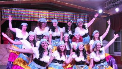 Bild: hl
Frauenballett, die Tanzmariechen und die Prinzengarde beim Schautanz.