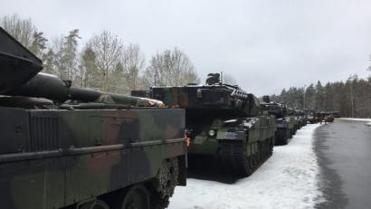 Bild: Unger, Heike
Alle aufgereiht zum Verladen: Die Bundeswehr schickt am Dienstag 15 Panzer per Bahn auf die fünftägige Reise nach Litauen.