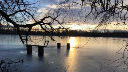 Bild: Klaus Wild
Die letzen Sonnenstrahlen des Tages spiegeln sich im Wasser wider.