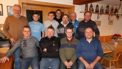 Bild: bsc
Die Schlossbrauerei mit (vorne von links) Manfred Maier, Martin Bischof, Christian Mitterbauer und Karl Wittmann ist neuer Eisstock-Ortsmeister. Bürgermeister Gottfried Härtl (stehend links), stellvertretender TSV-Vorsitzender Helmut Radimerski und Eisstock-Spartenleiter Martin Streim (stehend von rechts) gratulierten den Siegern und den Vertretern der weiteren Moarschaften.