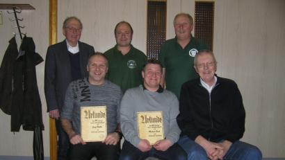 Bild: öt
Josef Brilla (sitzend von links) und Michael Beck wurden für 25 Jahre Mitgliedschaft geehrt, Jochen Geißler als Neumitglied im Verein begrüßt. Neusorgs zweiter Bürgermeister Dr. Günther Fütterer (stehend von links), Schatzmeister Bernd Rummler und stellvertretender Vorsitzender Heribert Stehbach beglückwünschten sie. Es fehlen Rolf Brilla und Manfred Krumholz.