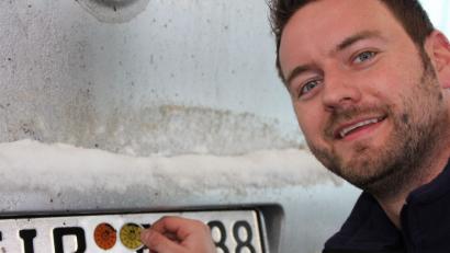 Bild: Konrad Rosner
Aus Orange wird Gelb: Alle, die eine orangefarbene Prüfplakette haben, müssen dieses Jahr zum „TÜV“. Wenn alles in Ordnung ist, wird in diesem Jahr eine gelbe Prüfplakette geklebt. Christian Geweth, Prüfstellenleiter im Marktgebiet Weiden–Tirschenreuth, zeigt es.