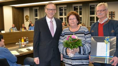 Bild: pz
Der langjährige Stadtrat Helmut Plommer (im Bild mit Ehefrau Renate) von Bürgermeister Bernd Sommer (links) in der Januar-Stadtratssitzung mit einer besonderen Würdigung und Geschenken verabschiedet worden.