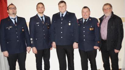 Bild: weu
Bürgermeister Johann Graßl gratuliert gemeinsam mit KBM Konrad Hoch (von rechts), Vorsitzenden Andreas Eckl (links) und Kommandant Matthias Rötzer Jan Powalla (Mitte) zu seinem neuen Amt als Stellvertretender Kommandant.