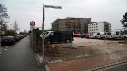 Bild: Hösamer
Die Steinberger Straße (links) ist tagsüber oft zugeparkt. Abhilfe sollen 170 neue Parkplätze auf dem Krankenhaus-Grundstück an der Ecke zur Oskar-Kösters-Straße schaffen.