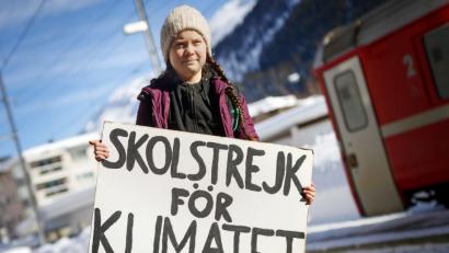 Bild: agentur_dpa
Die schwedische Klimaaktivistin und Schülerin Greta Thunberg hat die Klimademonstrationen der Schüler angestoßen. Auf dem Schild steht "Schulstreik für das Klima".