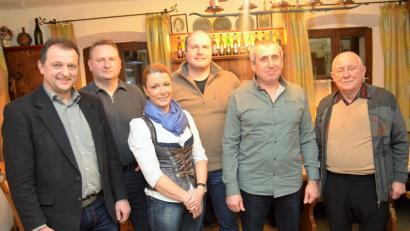 Bild: fz
Bürgermeister Anton Kappl (links) und Ehrenvorsitzender Werner Kunz gratulieren Alfred Kick, Siegfried Kammerer, Nicole Scharff und Gerd Scharff (von rechts) zu ihrem Erfolg beim Neujahrsschießen