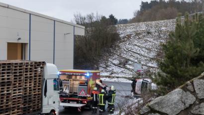 Bild: dtr
Beim Kartonagenwerk fuhr ein 20-Jähriger seinen Skoda Fabia zu Schrott.