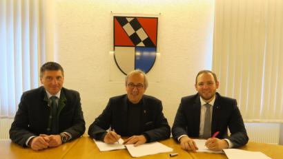 Bild: ua
Vertragsunterzeichnung der Gemeinde Ursensollen für den zweiten Ausbauschritt in Sachen Breitband mit der Telekom: (von links) Josef Markl, Key-Account Manager, Bürgermeister Franz Mädler und Enrico Delfino, Regio-Manager.
